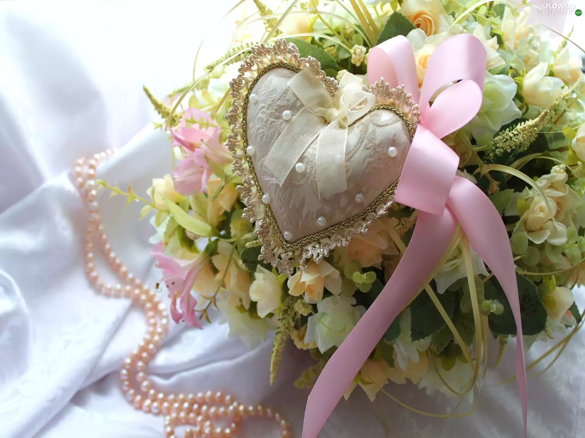 Heart teddybear, ribbon, flowers, Pearl, small bunch