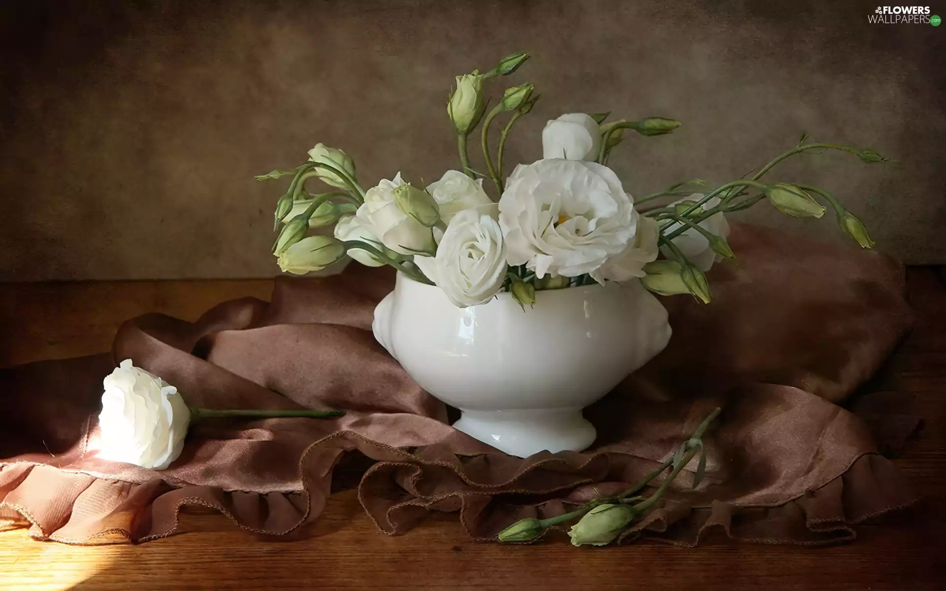 Vase, textile, asiatic, Aster, white Ranunkulus