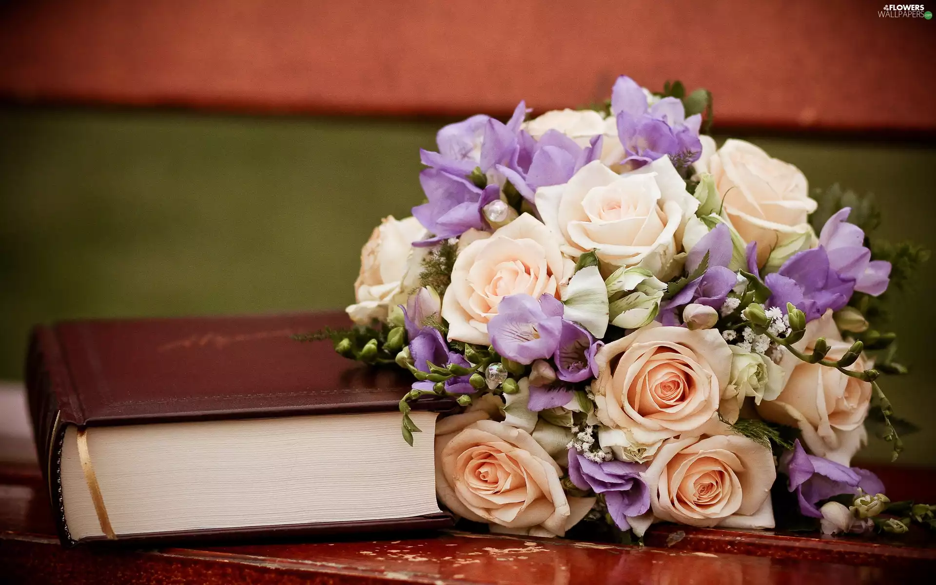 Book, bouquet, rouge