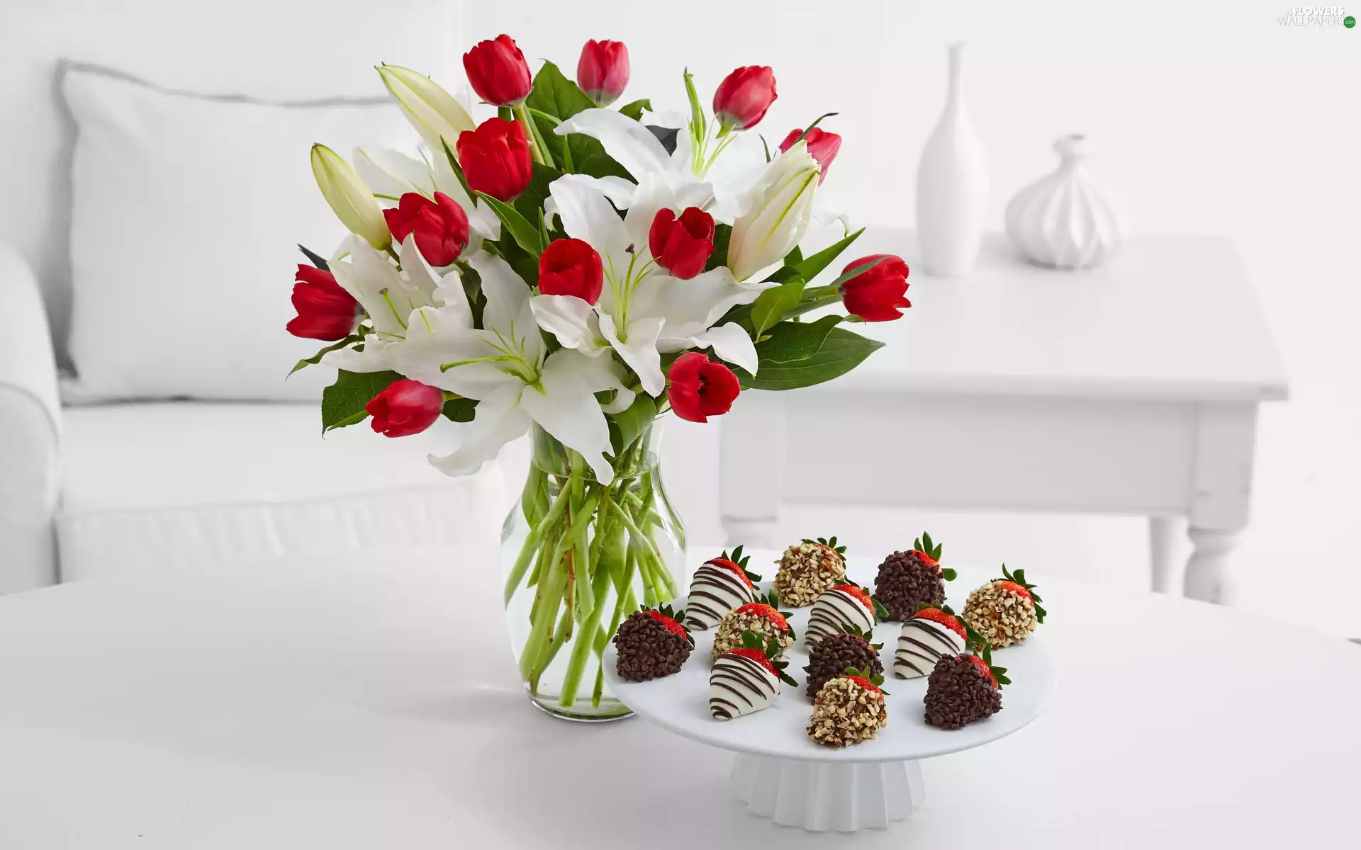 bouquet, Vase, Flowers, lilies, strawberries, chocolate, plateau, Fruits, Tulips