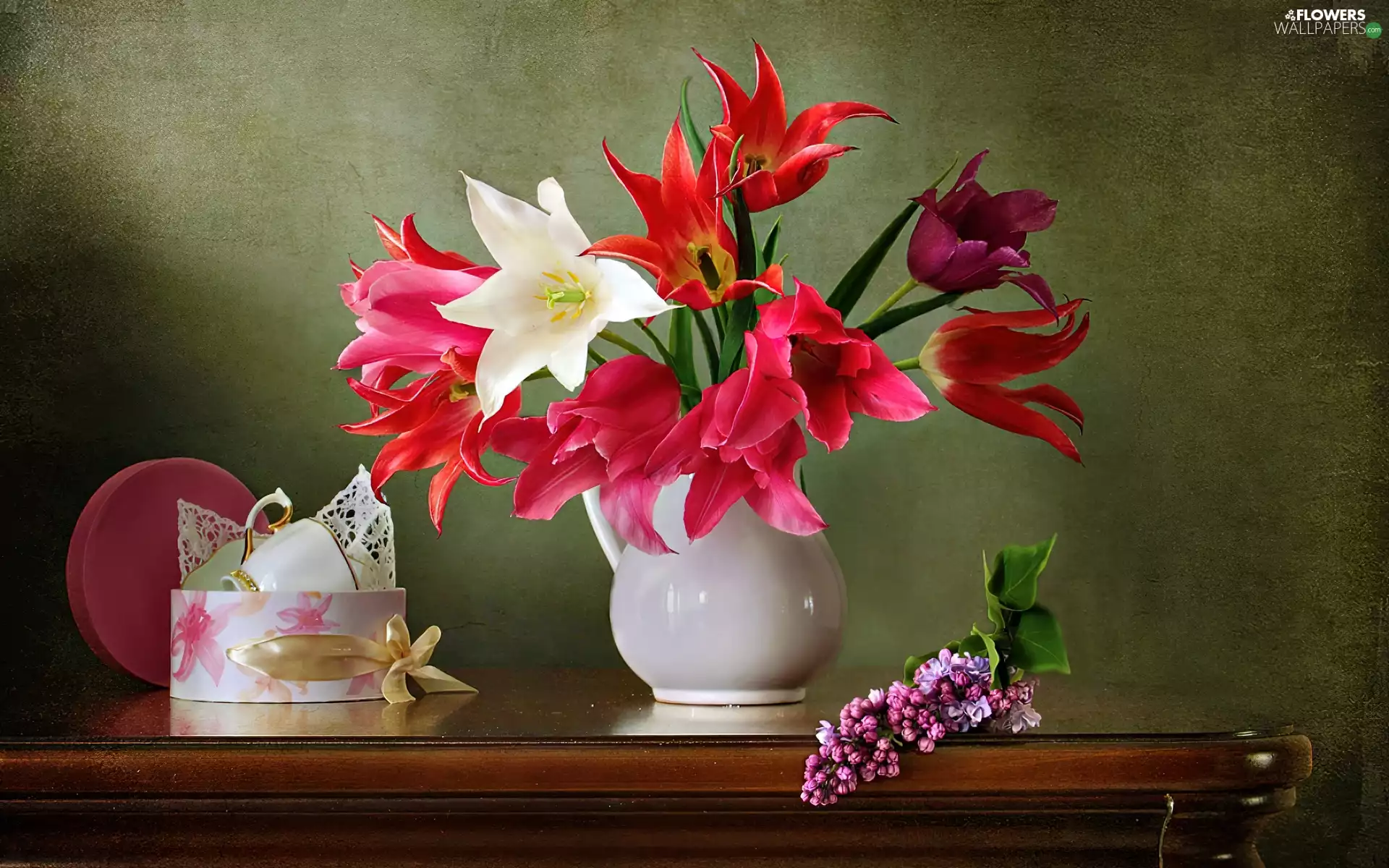 Vase, small bunch, flowers