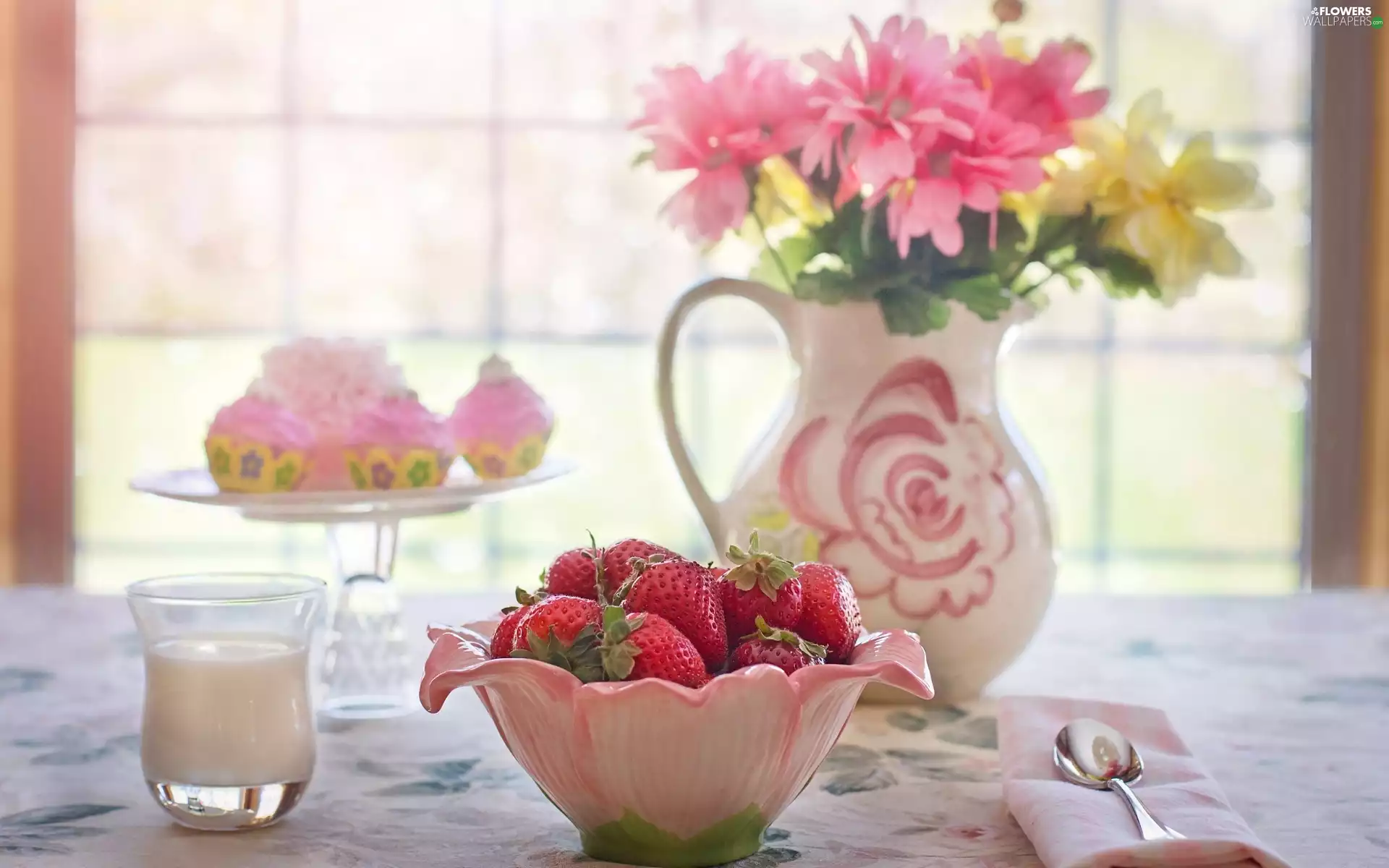 bowl, bouquet, Flowers, strawberries